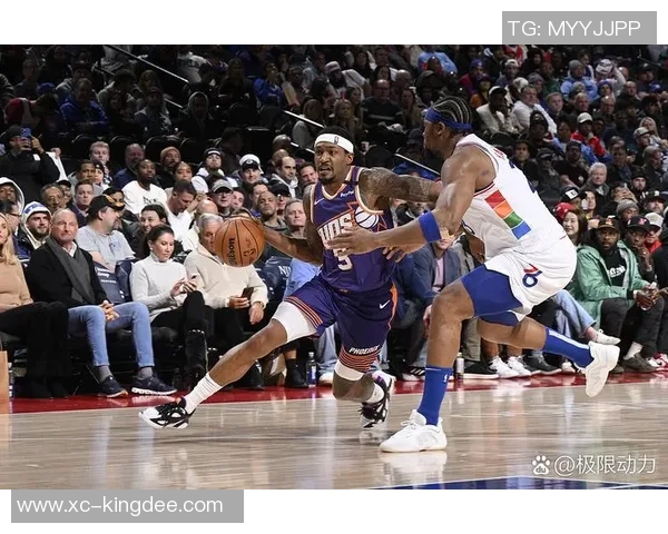 火箭队与热火队激战正酣NBA赛场精彩对决引发球迷热议